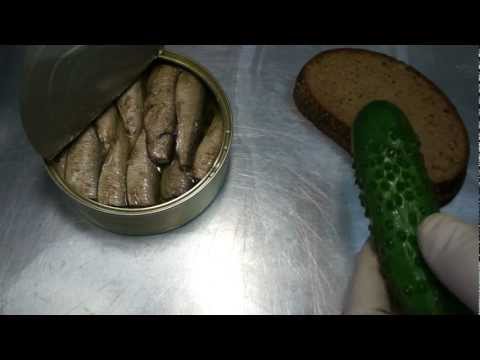 Бутерброд со шпротами и огурцом (Sprats sandwich with cucumber)