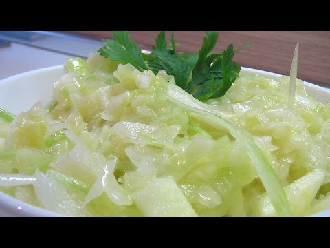 Салат из белокочанной капусты с яблоками и сельдереем