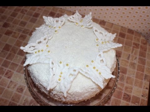 Бисквитный торт с бабочками из айсинга