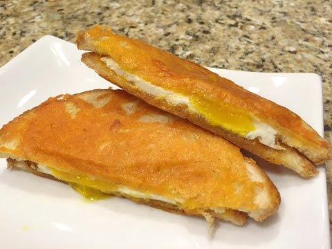 Горячий хрустящий сэндвич с сыром и яйцом.