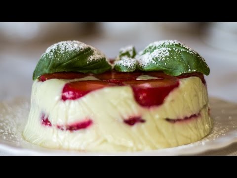Творожный десерт с клубникой и авокадо