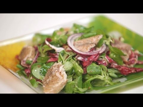 '300 калорий': салат из зелени со скумбрией горячего копчения. Готовит Уриэль Штерн